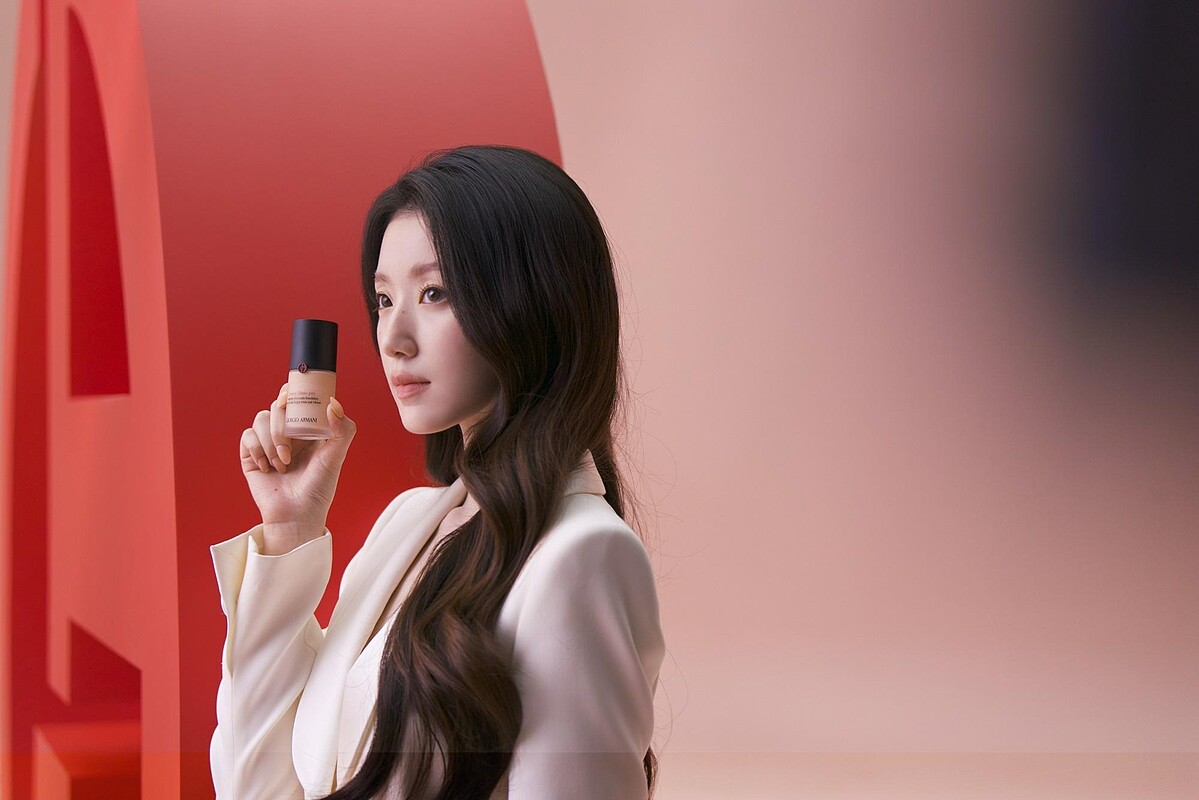 圖片來源：Giorgio Armani全新水慕斯底妝大使 葉舒華｜《高訂完美絲絨水慕斯PRO》定價$2,700