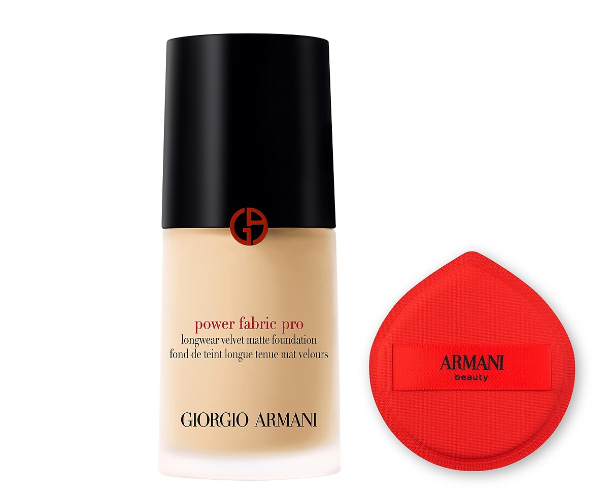 圖片來源：Giorgio Armani《高訂完美絲絨水慕斯PRO》限定組合 定價$2,700 ｜買水慕斯PRO享澎澎紅粉撲