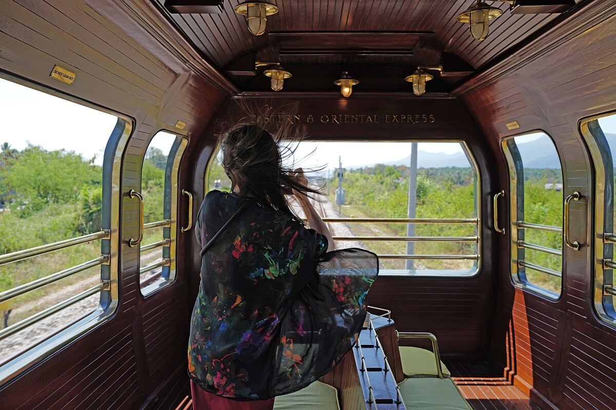 在列車尾端的露天觀景車廂，享受正在離去的畫面。