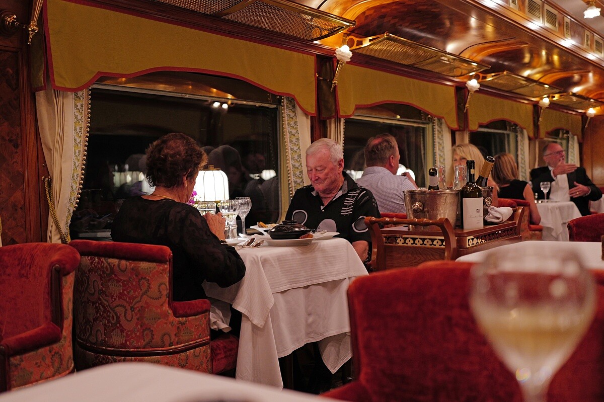 女士們穿著華服，男士則西裝筆挺。