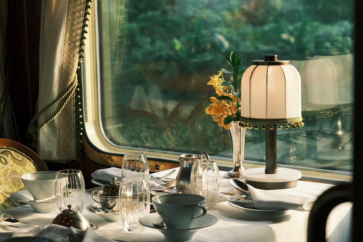 列車2023年重啟後，Belmond 找來江振誠主廚擔任亞洲東方快車廚藝總監，他設計了一系列與風景共鳴的菜色。