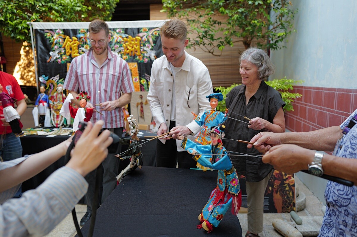 馬來西亞潮劇團體「金玉樓春潮劇團」展演木偶操縱。