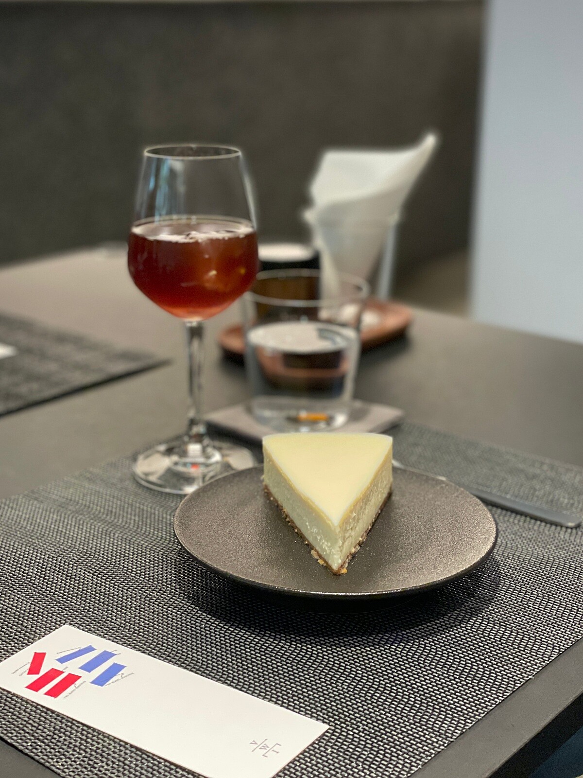 「一口咖啡，一口甜點」讓酸與乳脂在口中交錯。