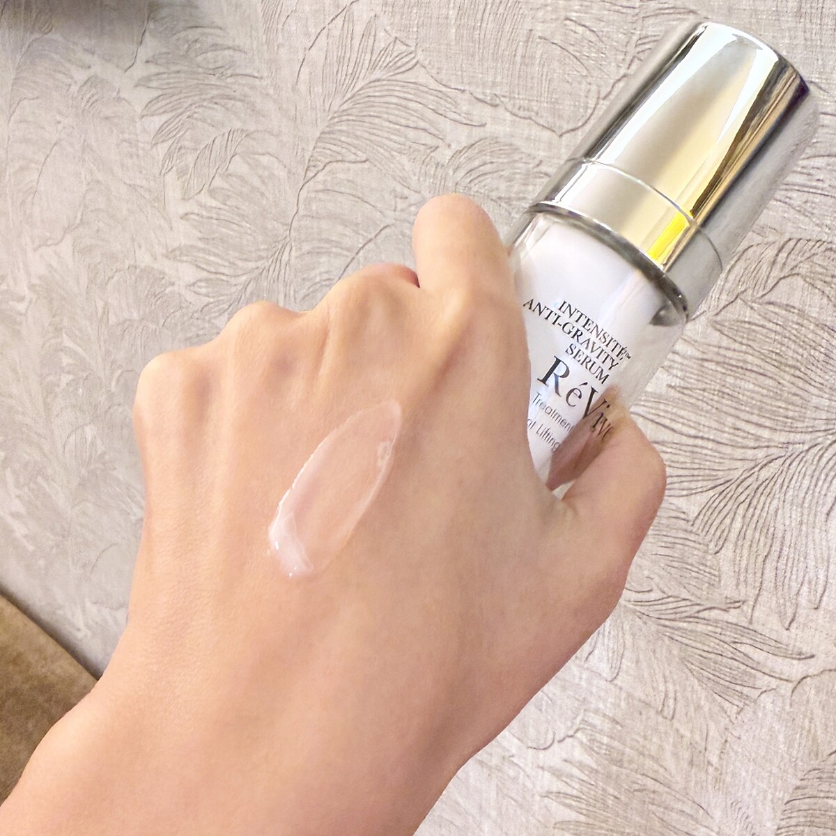 R&eacute;Vive抗引力緊緻精華質地。