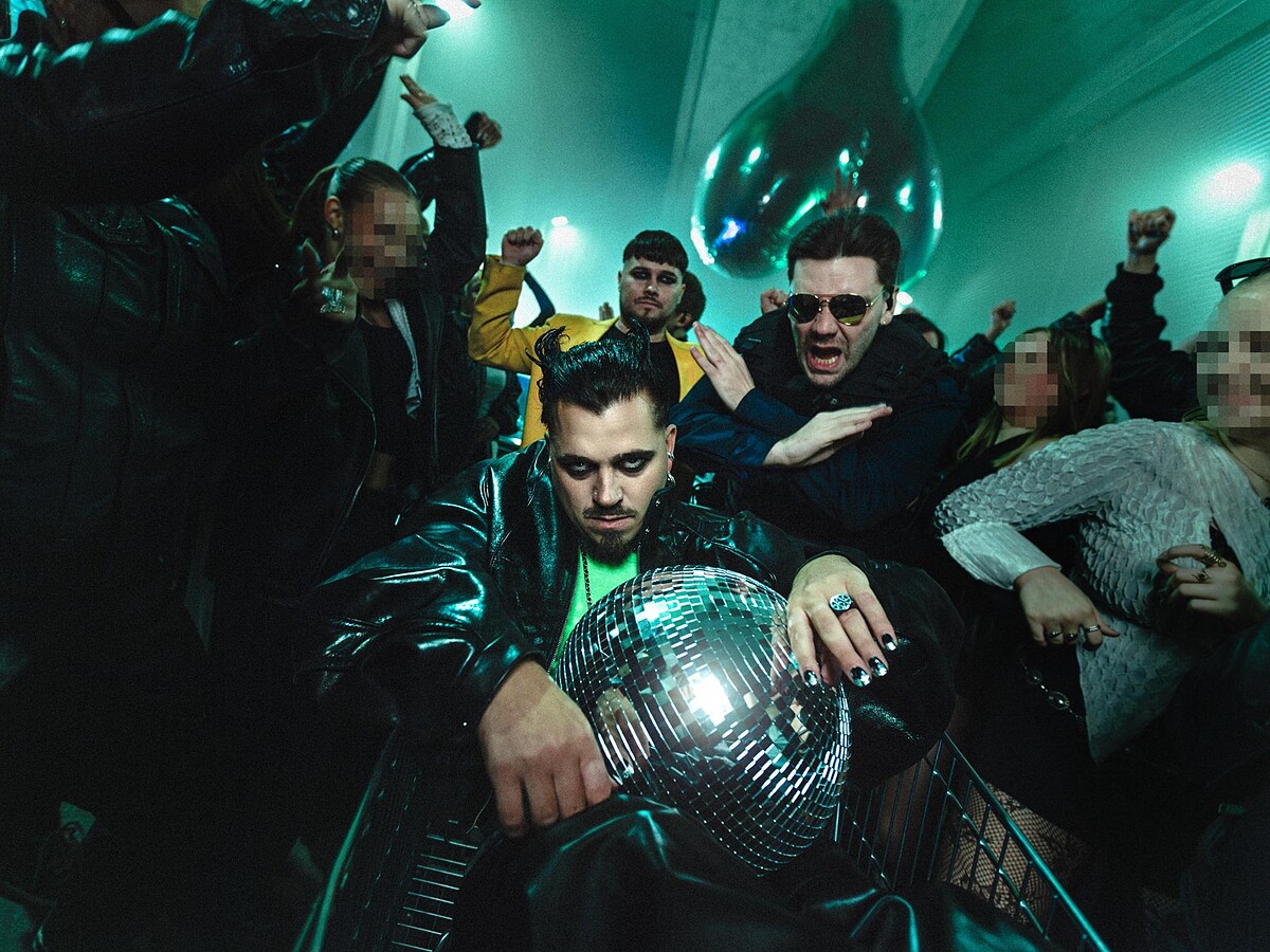 來自芬蘭動感音樂人咖力亞 K&auml;&auml;rij&auml; 今年將參戰大港開唱。他的招牌金曲〈Cha Cha Cha〉襲捲1.9億播放次數 、樂迷形容他的音樂「彷彿加入大麻！一聽就上癮」