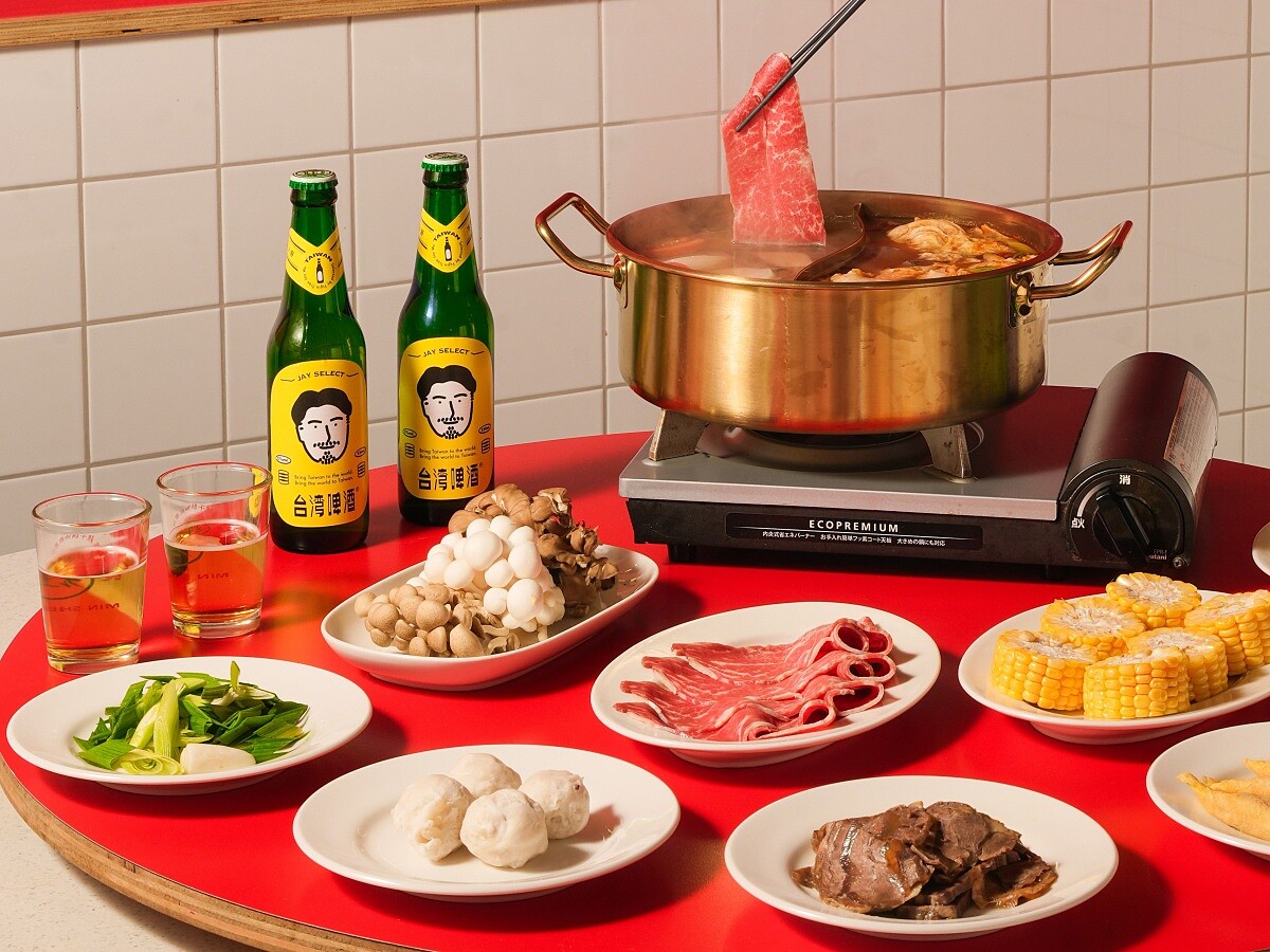 湯底以過去牛骨為基礎，加入數十種中藥熬製。