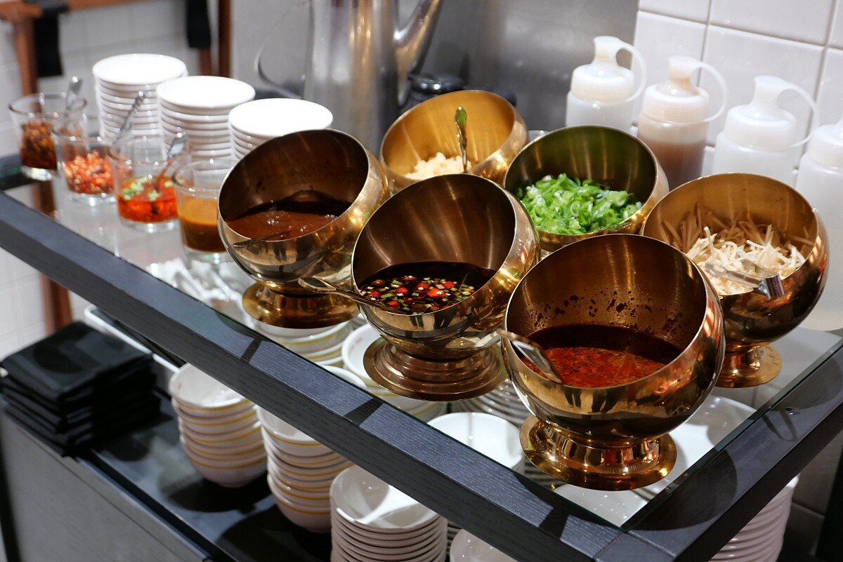 醬料臺有超多選擇，牆上還貼有推薦組合。