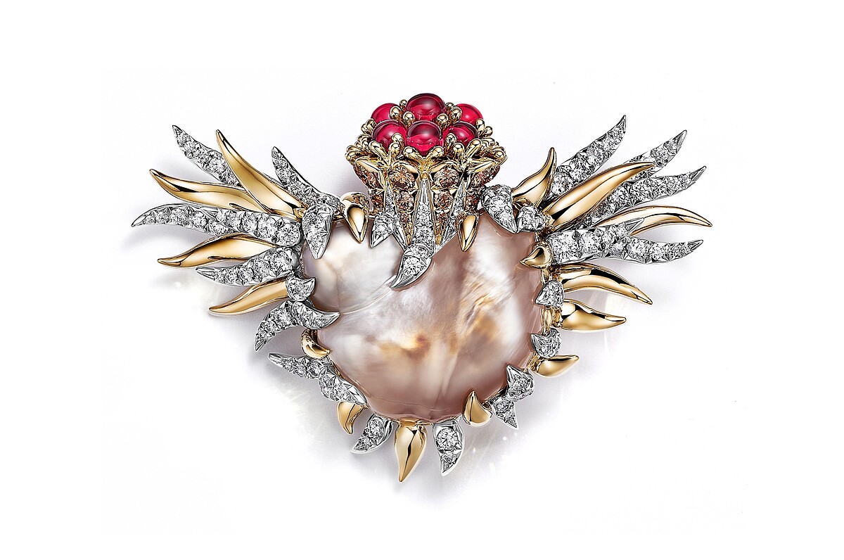 黃K金與鉑金鑲嵌36.79克拉的淺橙棕色和白色巴洛克天然海水珍珠、圓形艷彩棕色鑽石、蛋面切割紅碧璽和鑽石。