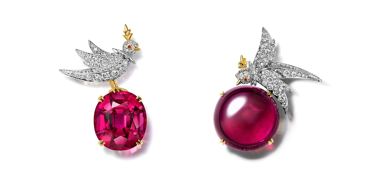 Love Birds by Tiffany紅碧璽胸針組_鉑金與黃K金鑲嵌一顆36.24克拉橢圓形紅碧璽、紅寶石眼及鑽石；鉑金與黃K金鑲嵌一顆62.65克拉圓形凸面紅碧璽、紅寶石眼及鑽石。