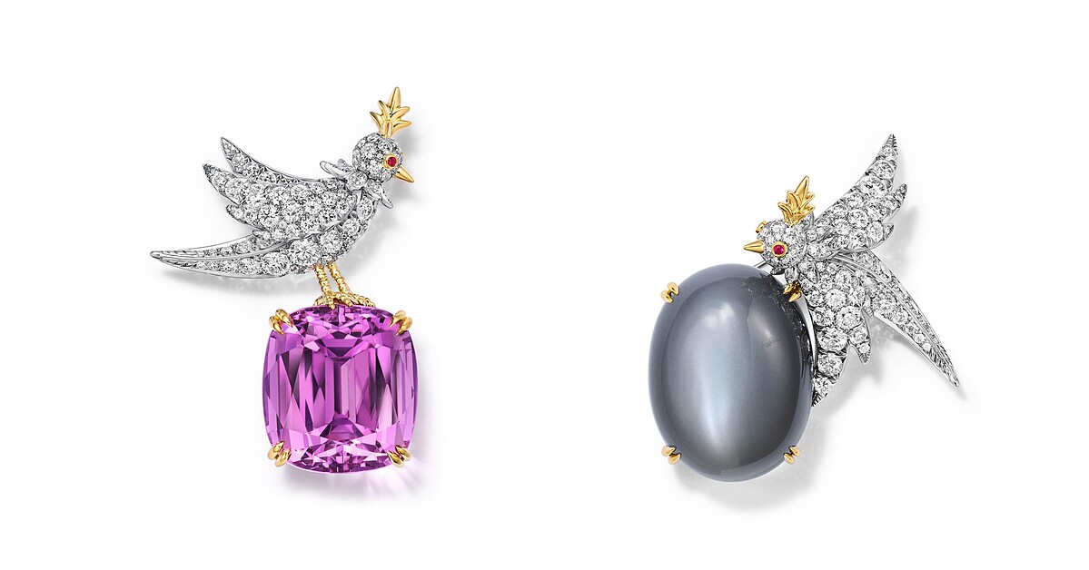 Love Birds by Tiffany孔賽石胸針與灰色月光石胸針組_鉑金與黃K金鑲嵌一顆37.72克拉枕形切割孔賽石、紅寶石眼及鑽石；鉑金與黃K金鑲嵌一顆43.77克拉圓形凸面灰色月光石、紅寶石眼及鑽石。