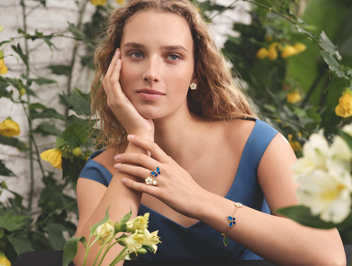 Van Cleef & Arpels 梵克雅寶 Lucky Spring系列耳環，梅花 黃K金，鑲嵌白色珍珠母貝 建議售價：NT$176,000；Van Cleef & Arpels 梵克雅寶 Lucky Spring Butterfly系列指間戒 黃K金，鑲嵌青金石、藍色瑪瑙及白色珍珠母貝 建議售價：NT$271,000；Van Cleef & Arpels 梵克雅寶 Lucky Spring Butterfly系列手鍊，5圖案 黃K金，鑲嵌青金石、藍色瑪瑙、綠色瑪瑙及白色珍珠母貝 建議售價：NT$ 223,000