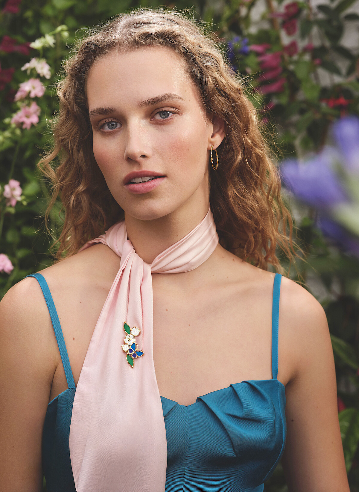 Van Cleef & Arpels 梵克雅寶 Lucky Spring Butterfly系列胸針 黃K金，鑲嵌青金石、藍色瑪瑙、綠色瑪瑙及白色珍珠母貝 建議售價：NT$308,000