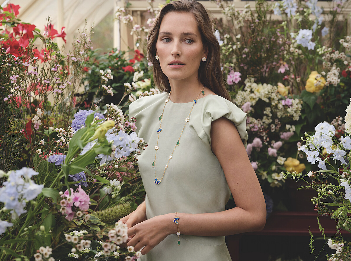 Van Cleef & Arpels 梵克雅寶 Lucky Spring Butterfly系列長項鍊，15枚圖騰 黃K金，鑲嵌青金石、藍色瑪瑙、綠色瑪瑙及白色珍珠母貝 建議售價：NT$ 730,000