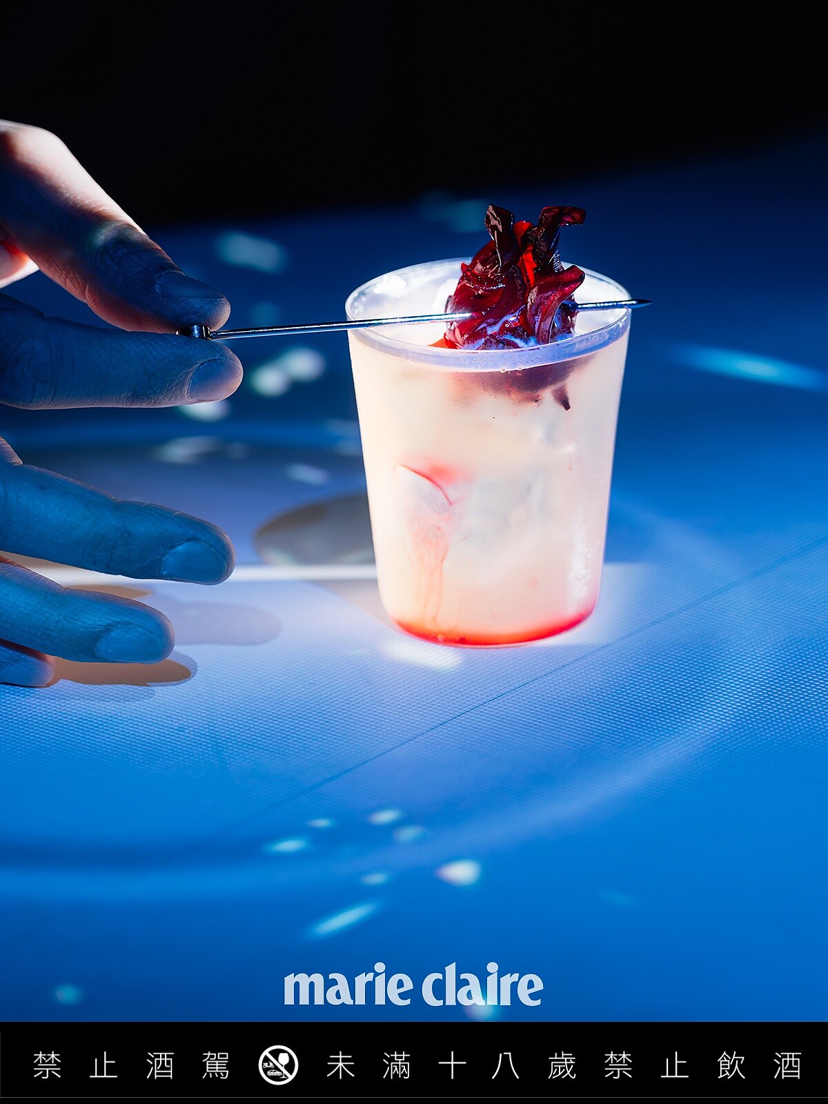 包種茶配糖漬洛神花，加上鳳梨、椰子的熱帶風味。