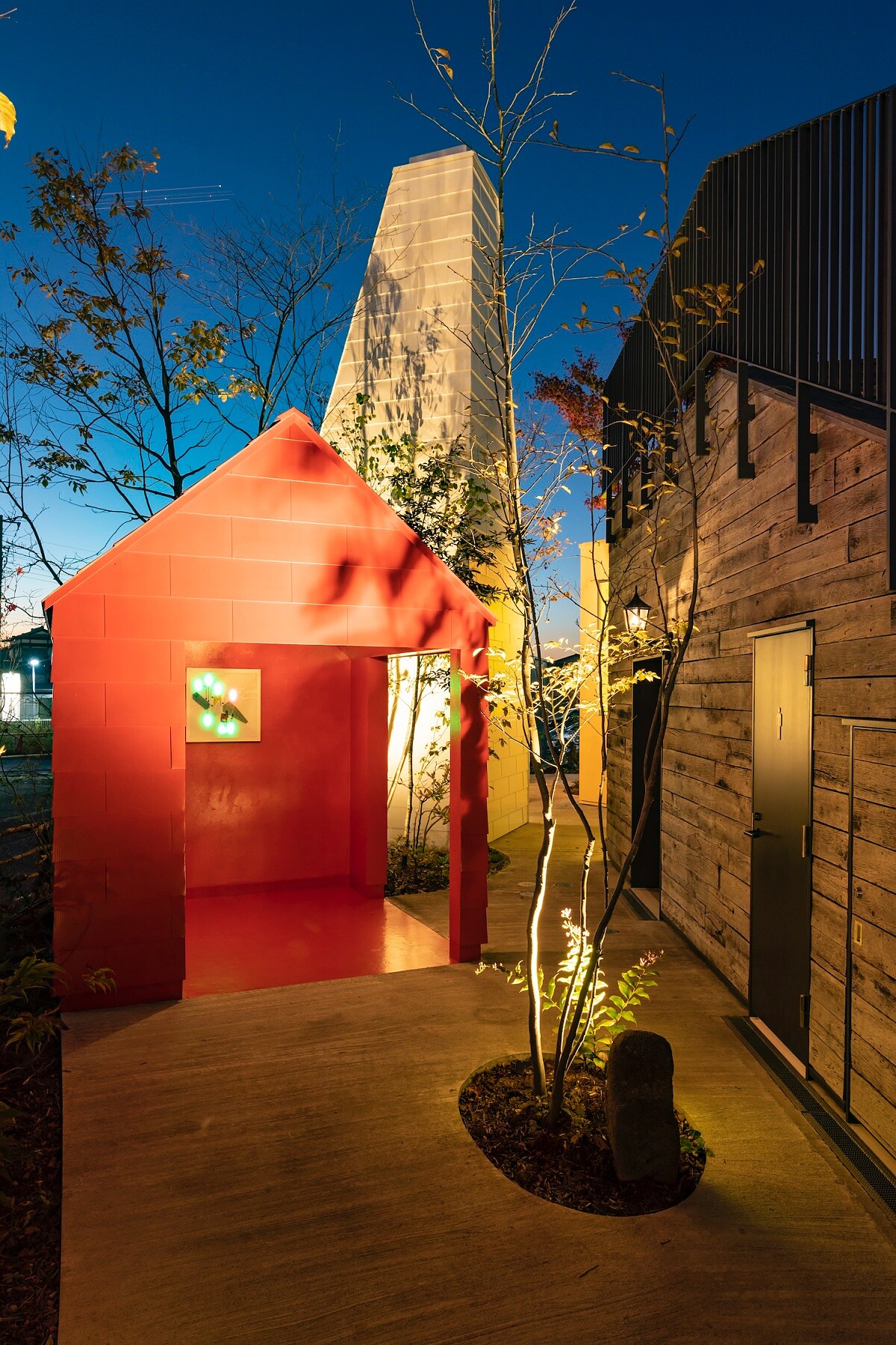 常設作品 【上總牛久車站】藤本壯介《里山トイレ（Toilet in Nature）》Photo Nakamura Osamu。