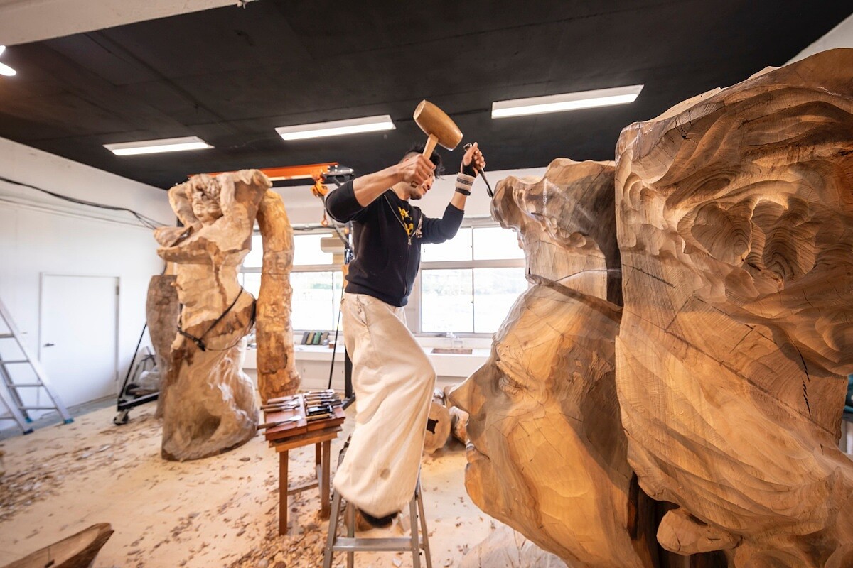 里見小學校 過去藝術家創作實景｜【舊里見小學校】森靖《Start up &ndash; Statue of Liberty》Photo Nakamura Osamu。