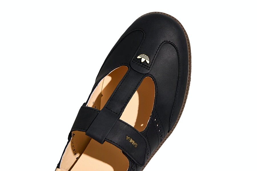 原本的鞋舌與鞋帶被改成一條從鞋頭延伸到腳背的T字帶