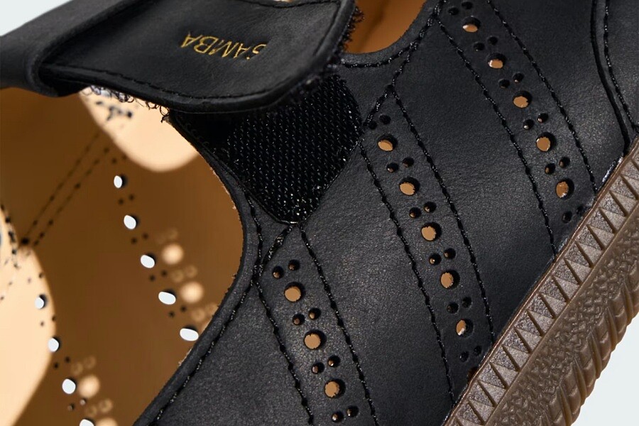 ，鞋側依然能看到Samba最具代表性的三條線設計，但這次以打孔方式呈現。
