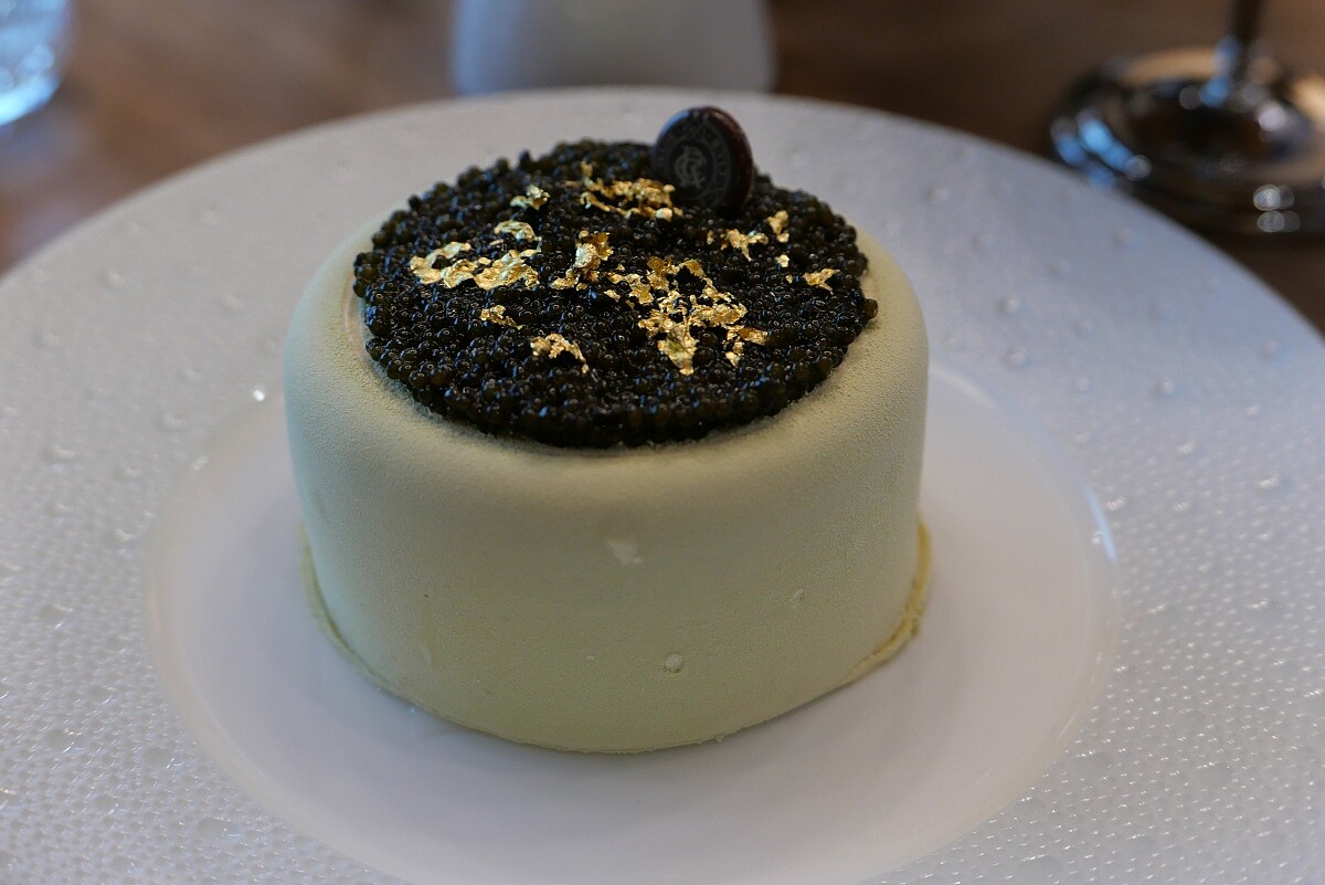 臺灣限定的「魚子醬開心果起司蛋糕」。