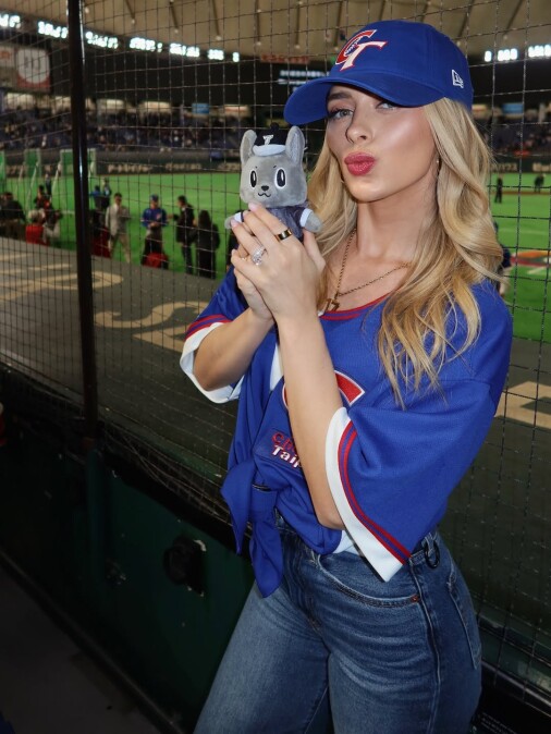 费仔的老婆Hanna在IG分享自己紧抱着为台湾队加油（图片来源／hannafairchi IG）