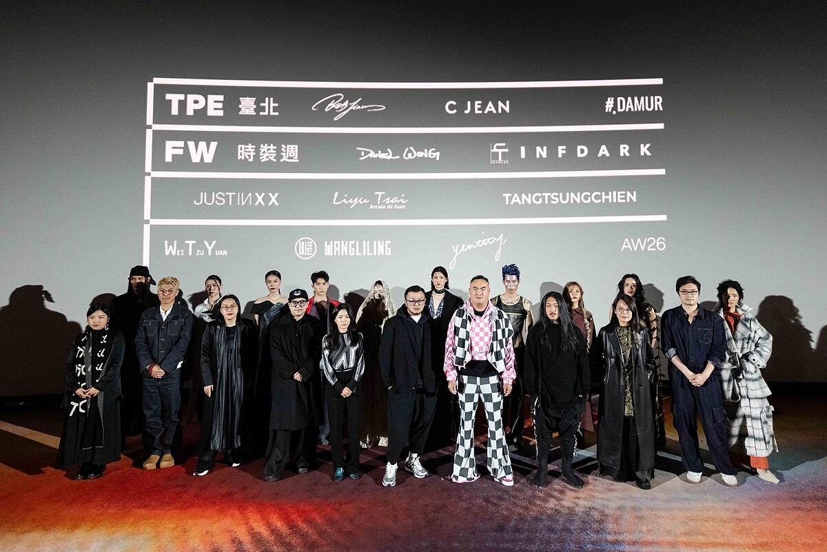 「臺北時裝週AW26」將於3月26日至29日登場，品牌設計師、代表與模特兒合影（前排左起TANGTSUNGCHIEN、Daniel Wong、WANGLILING 、WEITZUYUAN、C JEAN 、BOB Jian、#DAMUR 、INFDARK 、Liyu Tsai 、Yentity）。