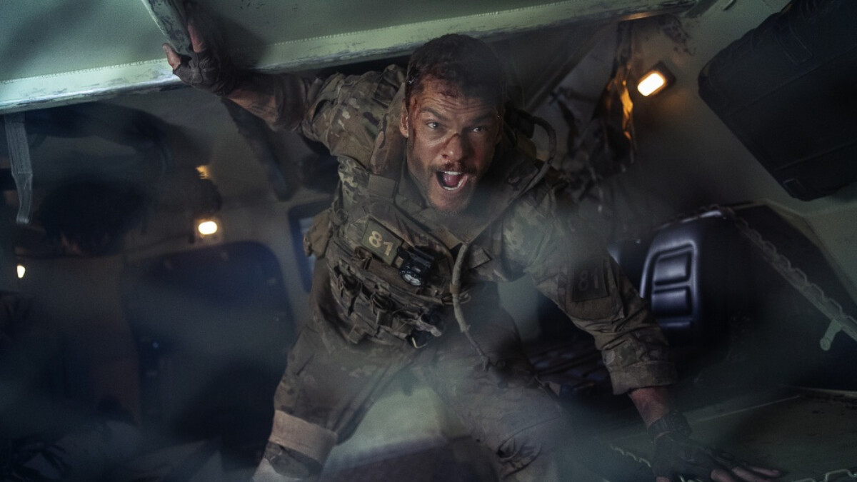 Netflix《侵略機器》演什麼？Alan Ritchson領軍對抗外星怪物，100分鐘毫無冷場震撼爽片！