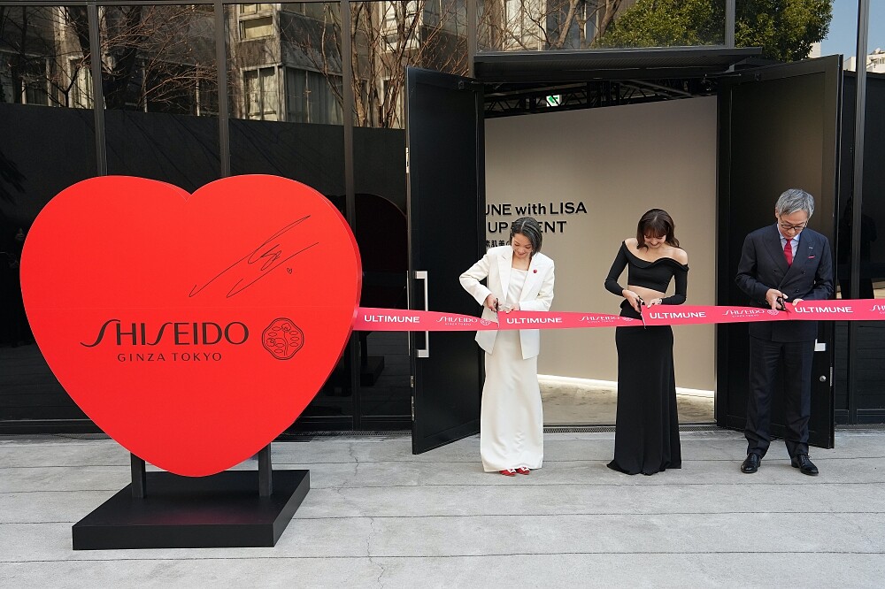 Lisa出席SHISEIDO東京快閃活動，獻出人生第一次剪綵。(左)資生堂品牌全球總裁Echo Lo、(右)資生集團社長藤原憲太郎。