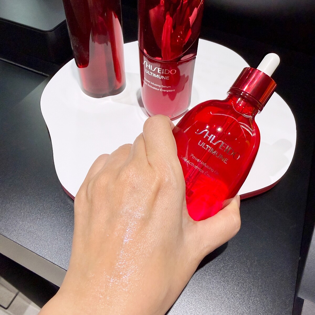 資生堂紅妍山茶花修護精華油質地。75mL，NT3,100