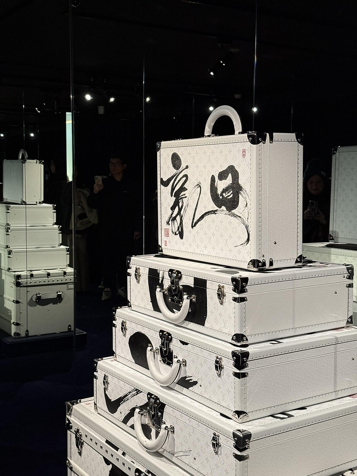 台灣獨家董陽孜女士書法彩繪硬箱。