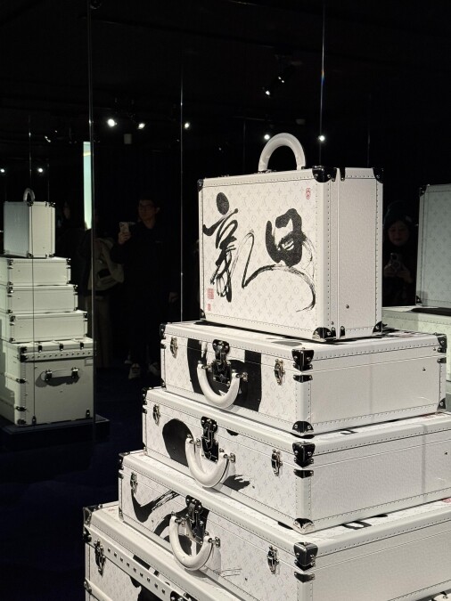 台灣獨家董陽孜女士書法彩繪硬箱。