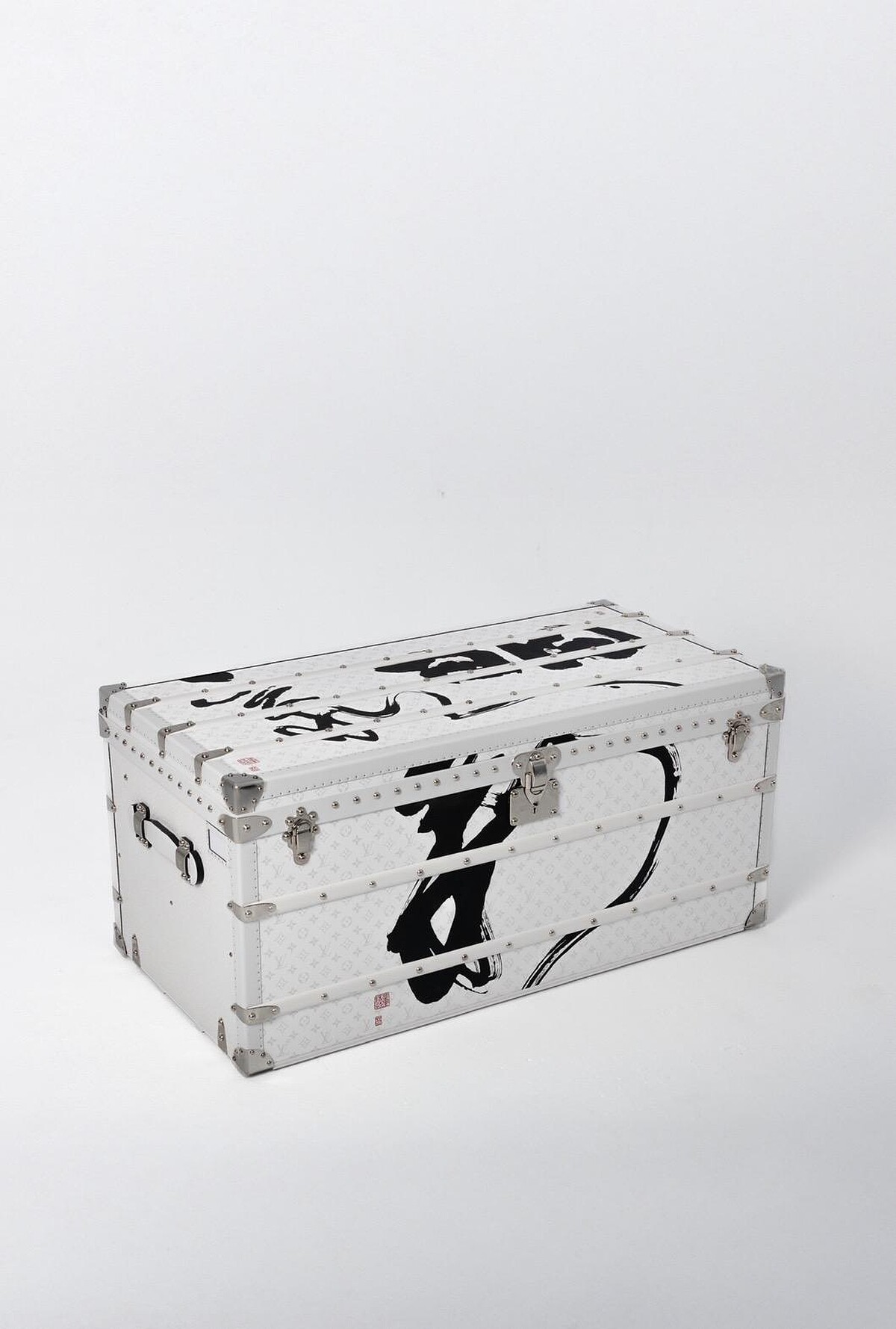 Louis Vuitton x 董陽孜「日日新」書法彩繪Bristen 110硬箱，NT$2,630,000