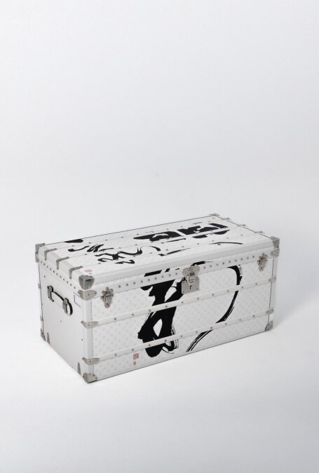Louis Vuitton x 董陽孜「日日新」書法彩繪Bristen 110硬箱，NT$2,630,000