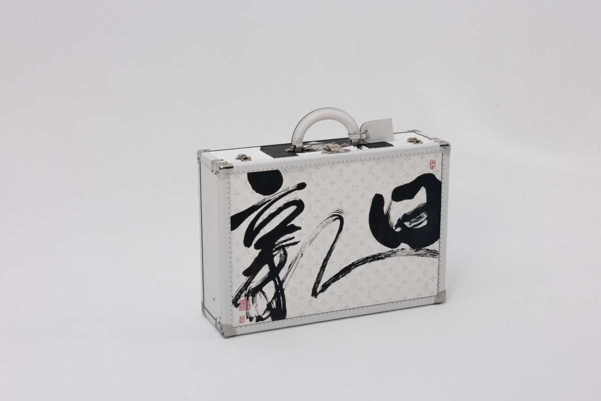 Louis Vuitton x 董陽孜「日新」書法彩繪Bristen 60硬箱，NT$590,000