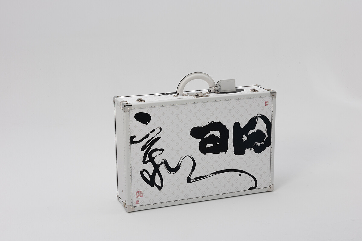 Louis Vuitton x 董陽孜「日日新」書法彩繪Bristen 70硬箱，NT$620,000