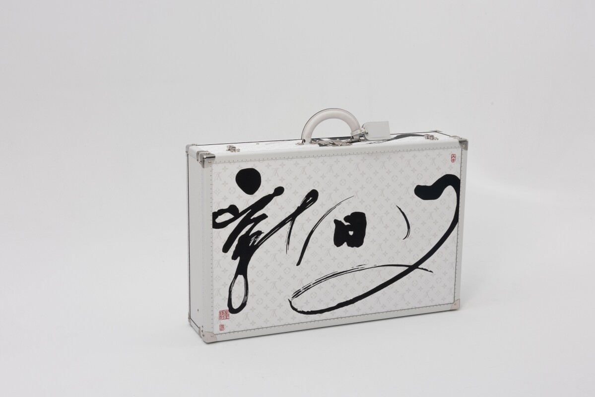 Louis Vuitton x 董陽孜「又日新」書法彩繪Bristen 80硬箱，NT$645,000