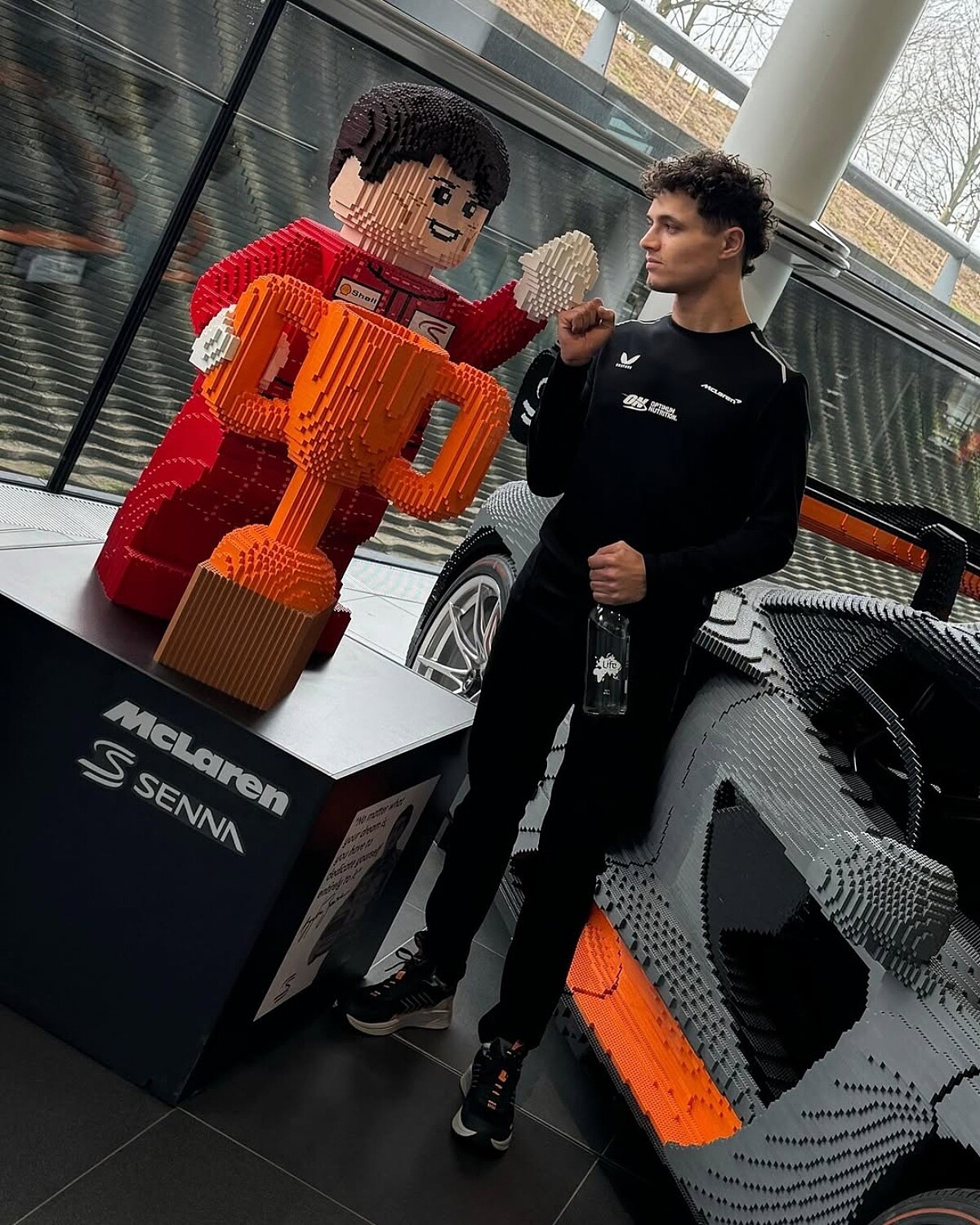 Lando Norris 是 LEGO 的超級鐵粉，和他麥拉倫的大前輩「艾爾頓・冼拿」（Ayrton Senna）LEGO人型合影。