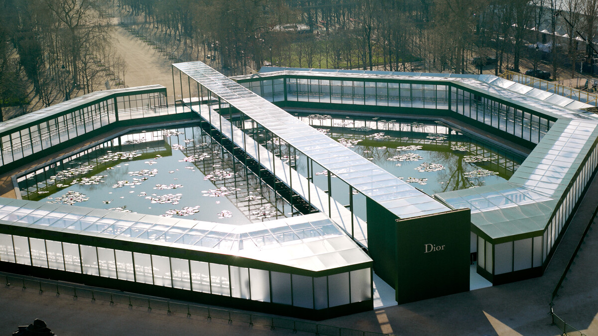 DiorAW26大秀秀場這次打造出一座巨型八角形水池，非常壯觀。