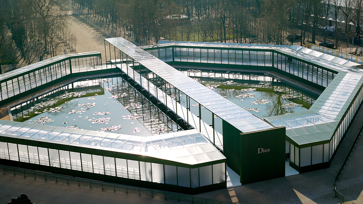 DiorAW26大秀秀場這次打造出一座巨型八角形水池，非常壯觀。