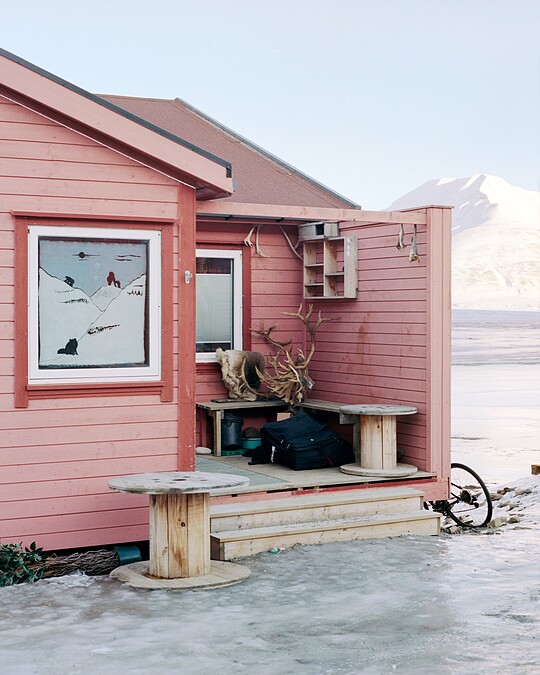 斯瓦巴（Svalbard）是位於北極圈內的群島，隸屬挪威但擁有獨立的特殊司法地位，是最接近北極的可居住地區之一，夏季平均氣溫介於4&deg;C 到6&deg;C，冬季一月氣溫則介於&minus;16&deg;C 到&minus;12&deg;C。