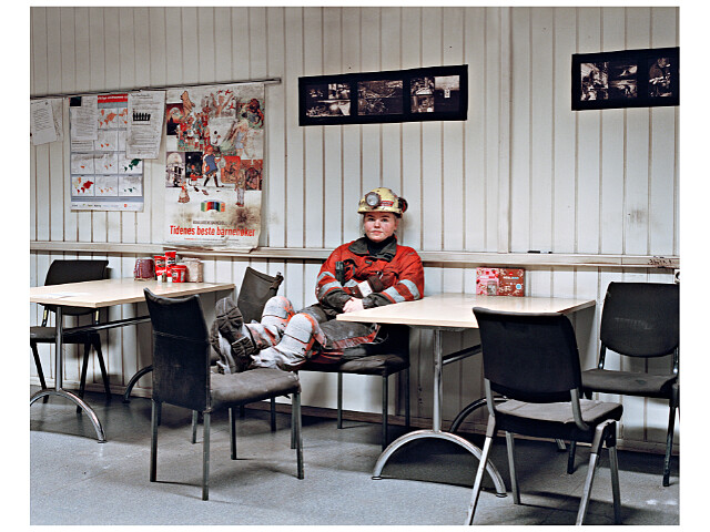 統計數據顯示，過去十年中，斯瓦巴群島首府隆雅城（Longyearbyen）中有75% 新移民是女性。Catherine 在進行拍攝計畫期間，遇見了許多女性服務生、藝術家、機械師、探險領隊、店主、計程車司機、學生⋯⋯他們堅信，將遠北描繪為「男性之地」的刻板印象正在改變。