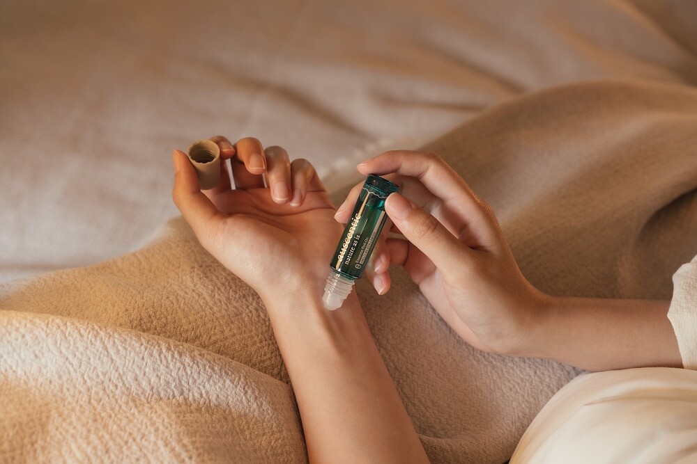 5-5-5微呼吸練習，搭配使用auscentic入夢 &theta; 呼吸精萃」，以雙感官路徑啟動夜間修復，引導心情柔軟，放鬆緊繃。