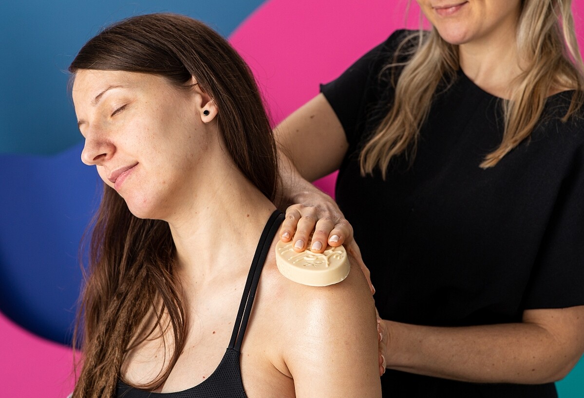 LUSH的甜睡時光鎂鹽按摩芭每5g含有122mg鎂，透過按摩與鎂的吸收，慢慢釋放壓力(Photo/LUSH)。