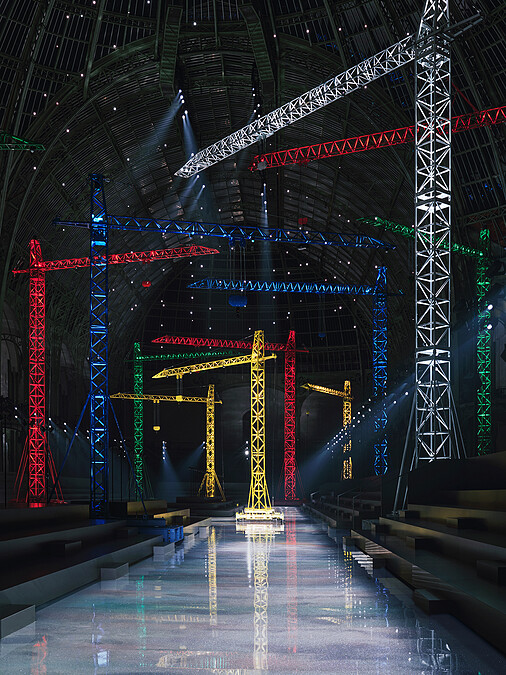 Chanel AW26大秀現場，將大皇宮改變成一個建築基地，繽紛的起重機具象徵著百年時裝屋正在重新建構。