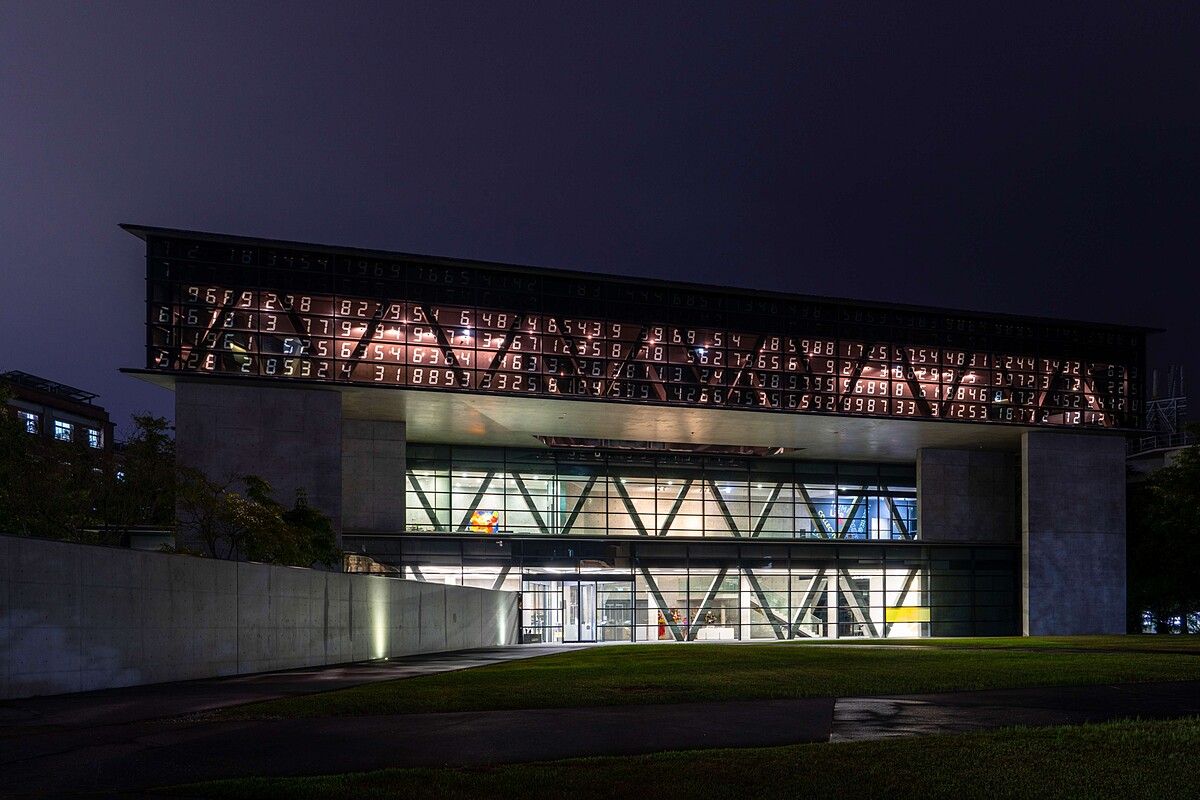 安藤忠雄操刀設計的亞洲大學附屬現代美術館，以清水混凝土構築交錯的三角形量體。