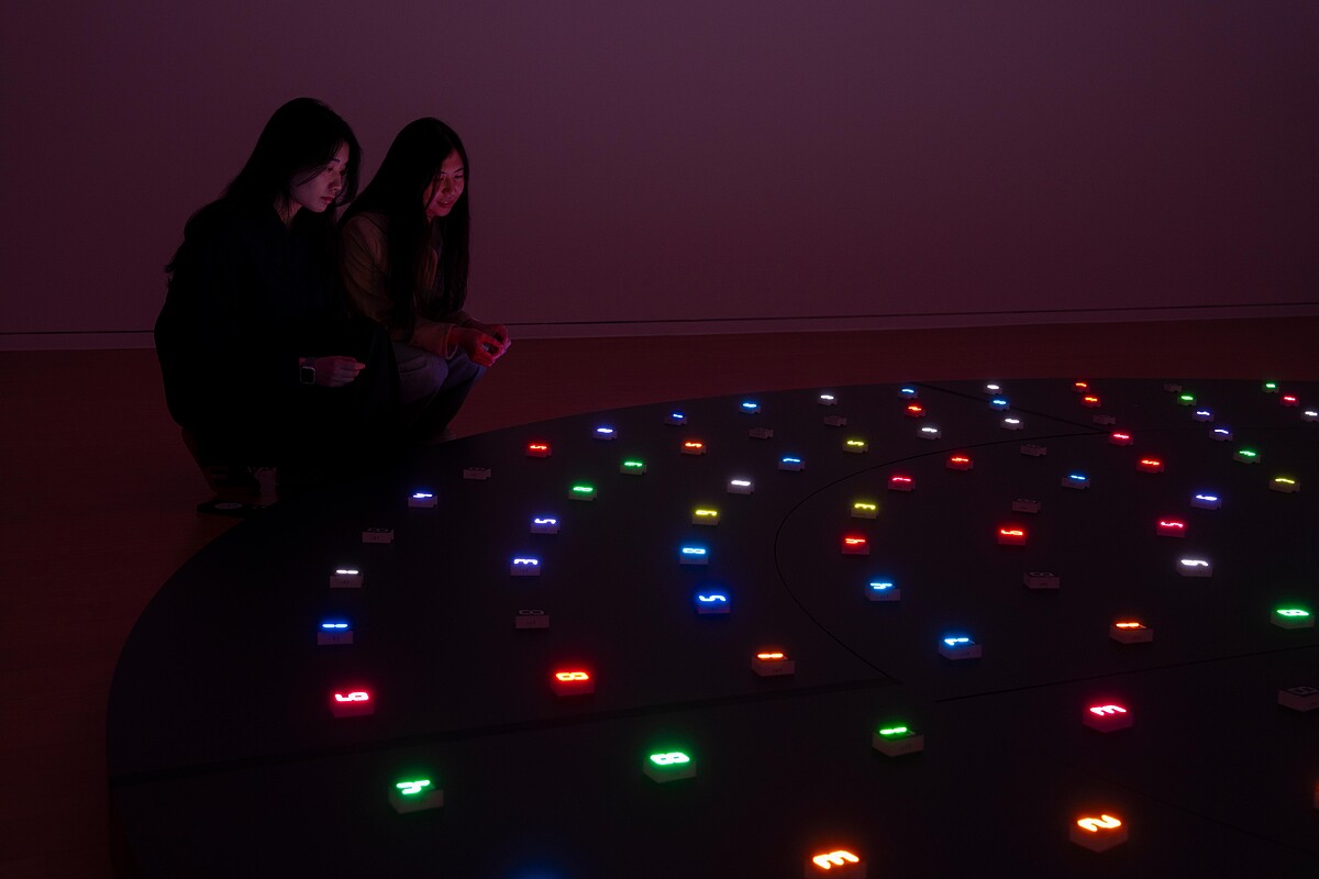 宮島達男在亞美館首度展出新作〈十界互具〉。