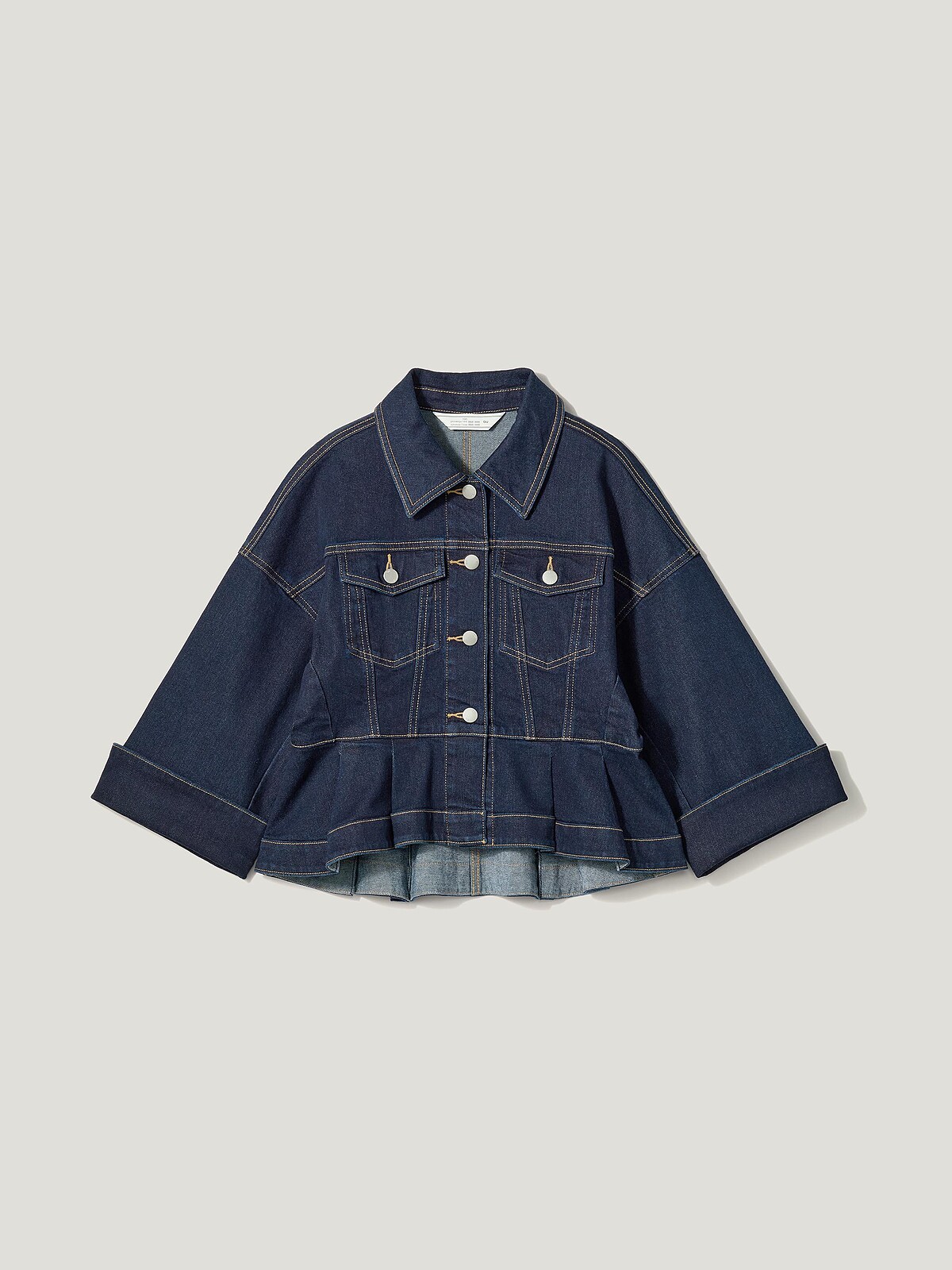 裙襬短版外套，NT$1,790