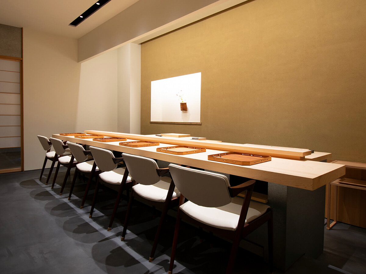 「末冨」用餐空間，當代日式的簡約空間呼應料理風格。