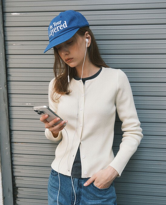 當每件衣服都維持正常尺寸時，不同單品之間的長度與比例就會自然被凸顯。