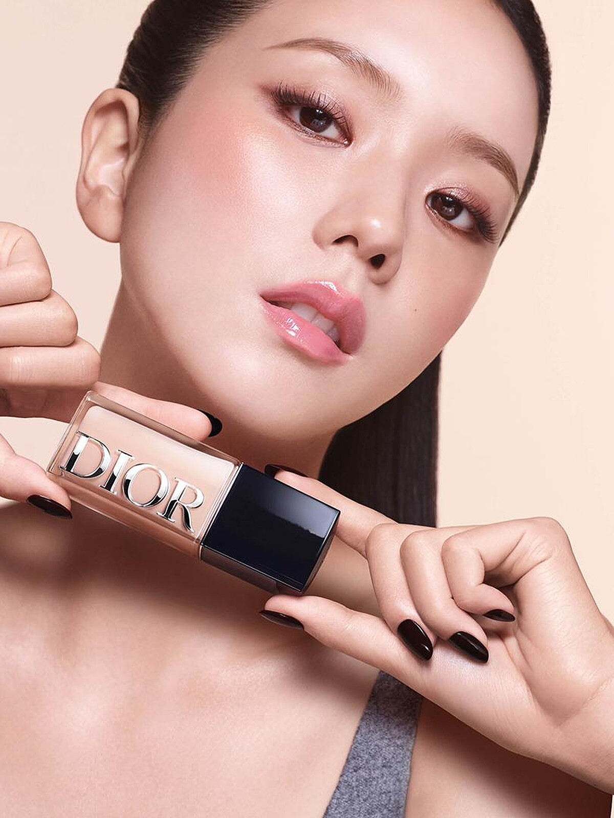 迪奧全球彩妝代言人Jisoo金智秀演繹2026全新迪奧超完美持久柔光粉底液形象圖，她使用的是迪奧超完美持久柔光粉底液#1CR。