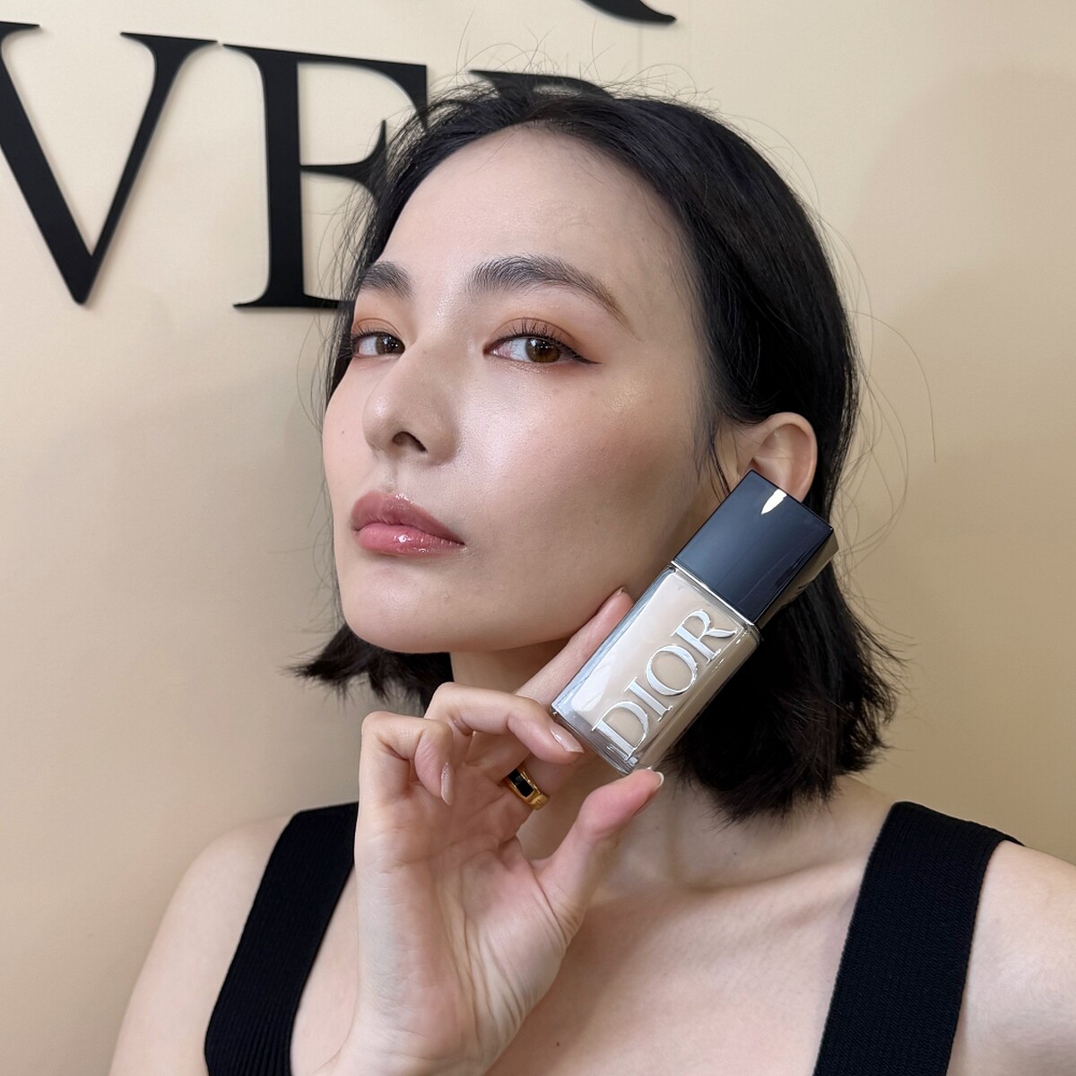 模特兒示範迪奧超完美持久柔光粉底液#0N。